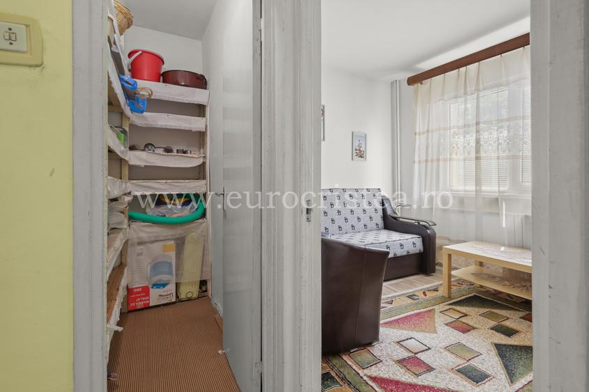 Apartament cu 3 camere, confort 1, decomandat, etajul 1.