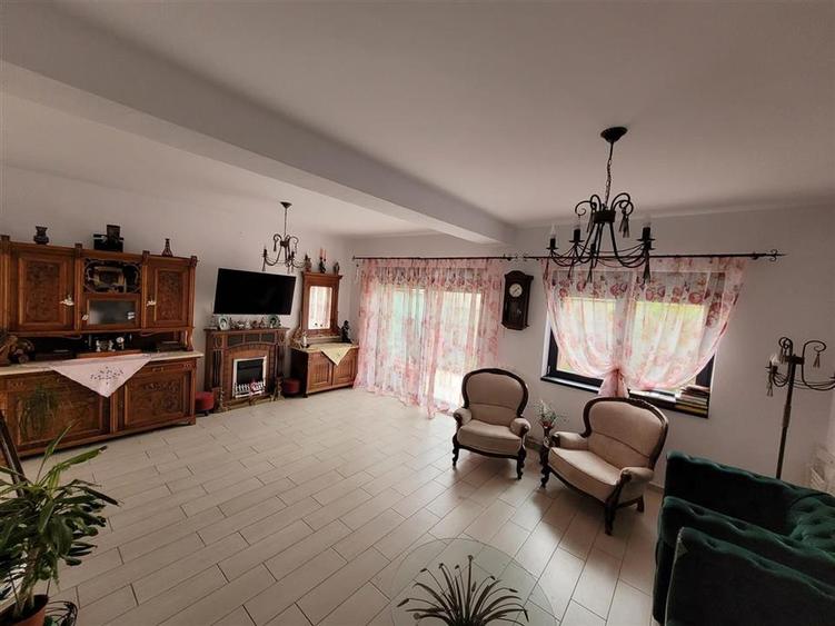 Casa moderna tip triplex 4 camere zona Selimbar