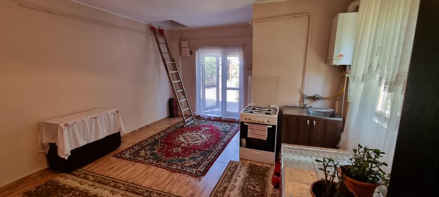 Casa cu etaj la strada zona Casa Lux
