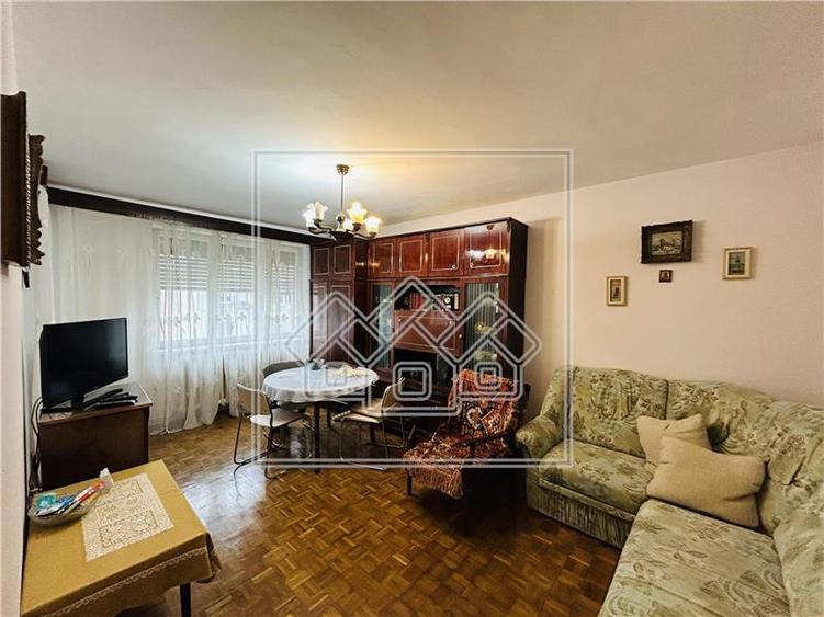 Ap cu 3 camere, balcon, Zona Strand, la cheie, zona buna
