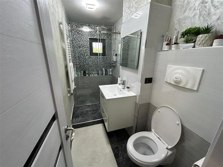Apartament cu 3 camere de vanzare, zona Comisia Centrala