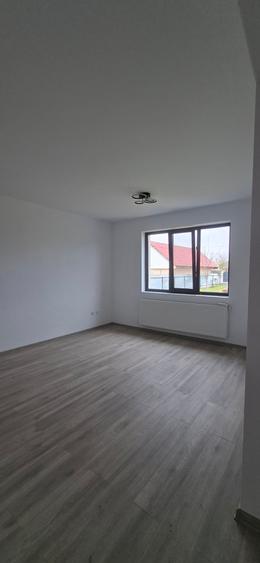 Casa cu 3 camere 80 mp, teren 650 mp, gazon, centru Holboca