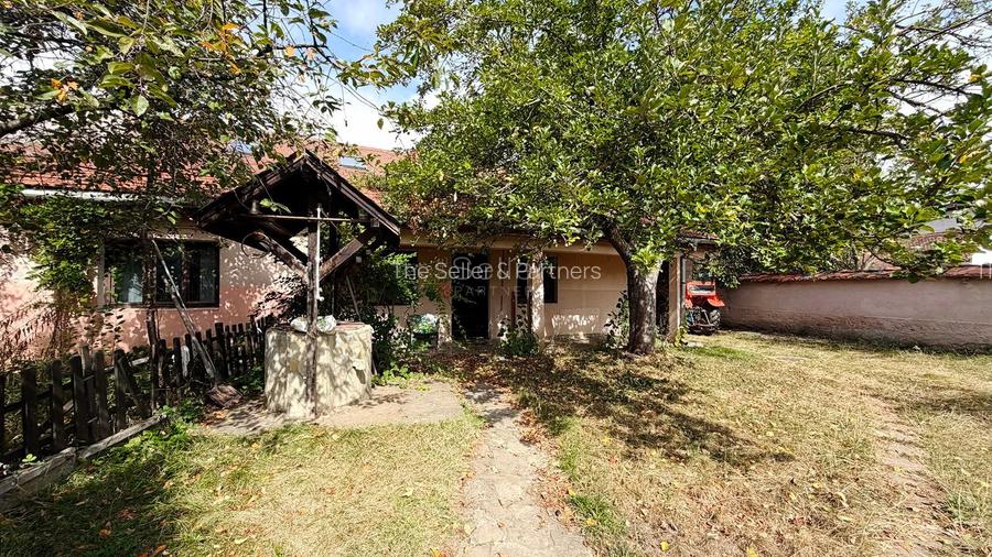Casa saseasca traditionala La asfalt Curte generoasa