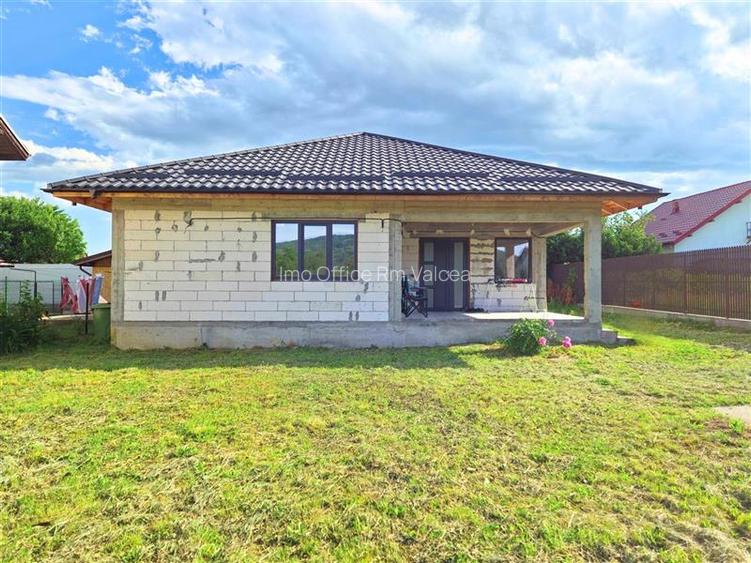 CASA PE PARTER IN BUJORENI - LINISTE, CURTE SI VEDERE SPRE VF. COZIA - 3