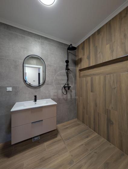Apartament 3 camere semdecomandat zona Eroilor