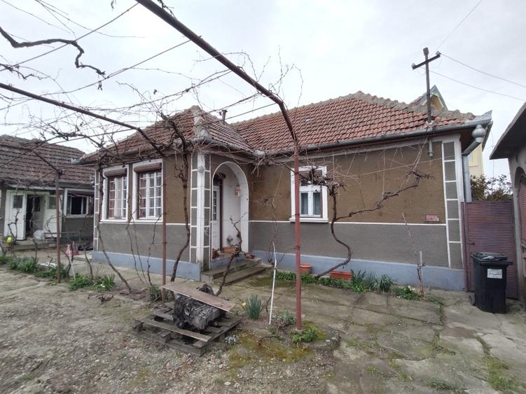 Vand casa cu teren generos in zona Baile 1Mai
