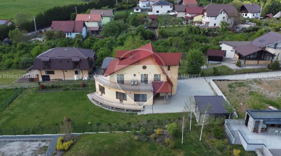 Casă / Vilă de Lux cu 5 camere de vânzare