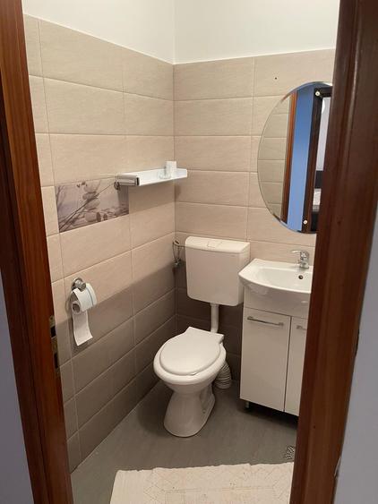 Apartament 3 camere mobilat si utilat la parter din 4 etaje.