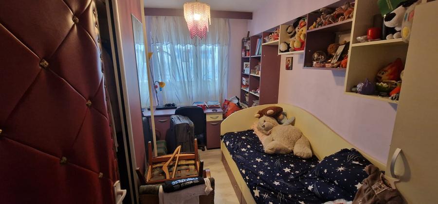 Se vinde pe Republicii apartament decomandat 3 camere ,pret 89000 euro neg.