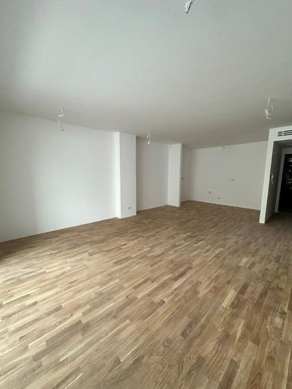 PROPIETAR apartament spatios 2 camere cu vedere deschisa catre piscina si Padure