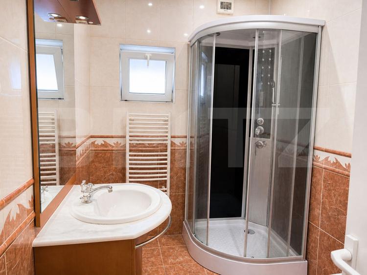 Casa de vanzare cu 5 camere, 298 mp, Cartierul Rogerius