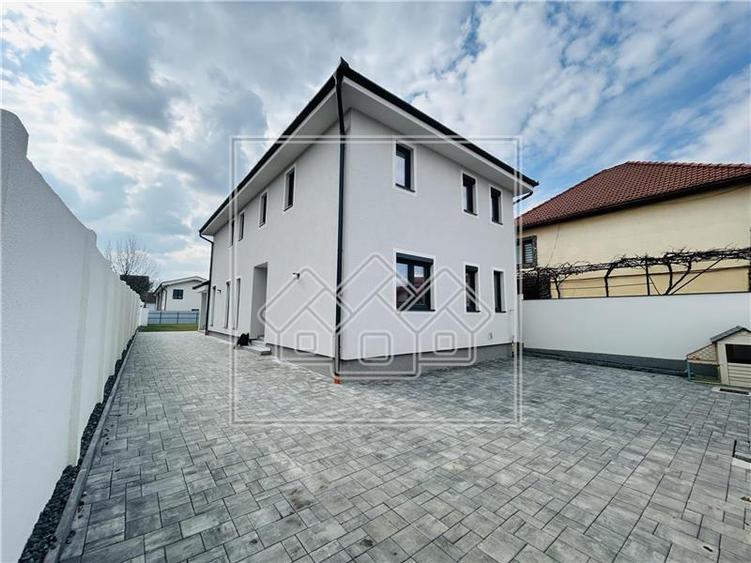 Casa individula de vanzare, teren mare, 4 camere, la cheie, zona buna