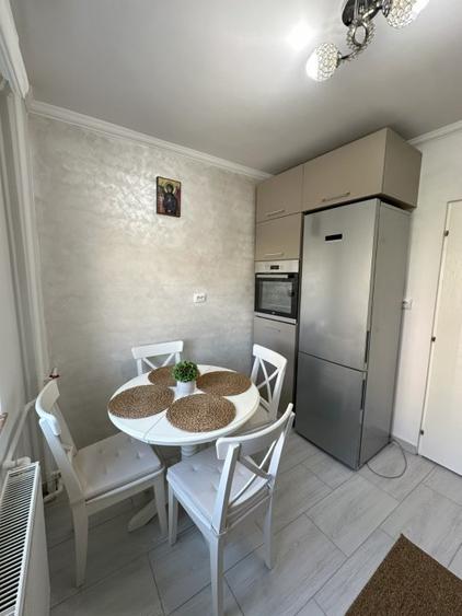 Apartament cu 2 camere semidecomandat, mobilat în Polonă