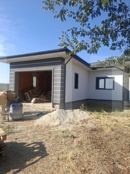Casă spațioasă cu garaj și teren 700 mp – la roșu sau la cheie