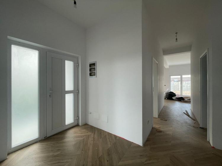 Duplex pe parter 4 camere separat prin dressing - Urseni