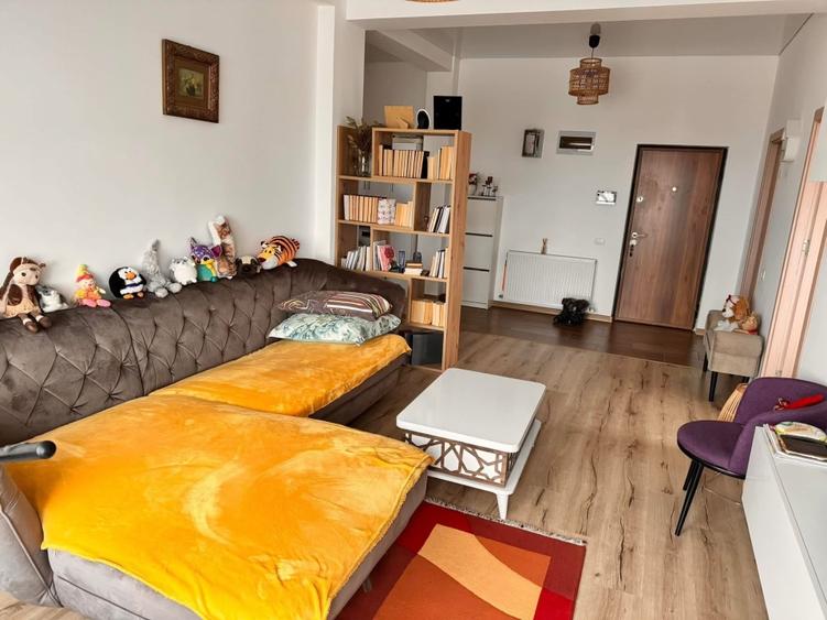 Pers fizica vând apartament decomandat cu 2 camere si loc de parcare inclus