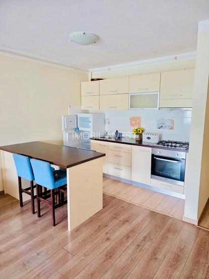 Apartament 3 camere, 65 mp si balcon, parcare, strada privată, 450 E - 4