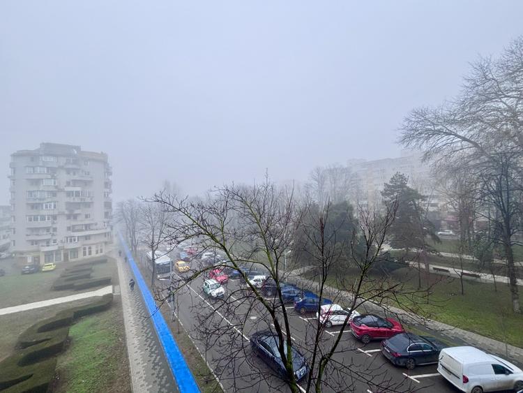 Apartament 3 camere decomandat, 2 băi, 3 balcoane – Centru Constanța
