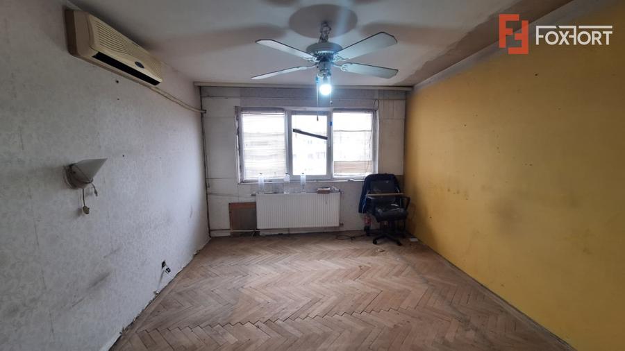 Apartament cu 3 camere + boxa, zona Sagului