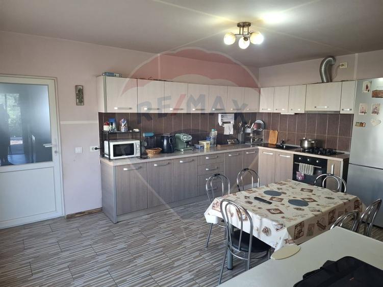 Casă / Vilă cu 4 camere de vânzare