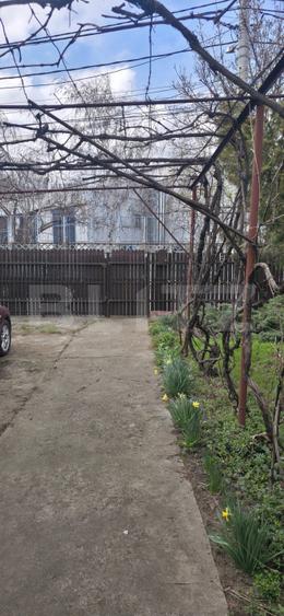 Casa cu 3 camere, curte verde si spatioasa 400 mp,zona Bariera Bucuresti