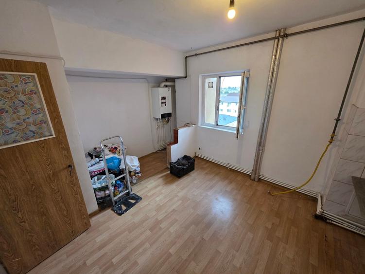 Apartament 4 camere zona Poarta 6