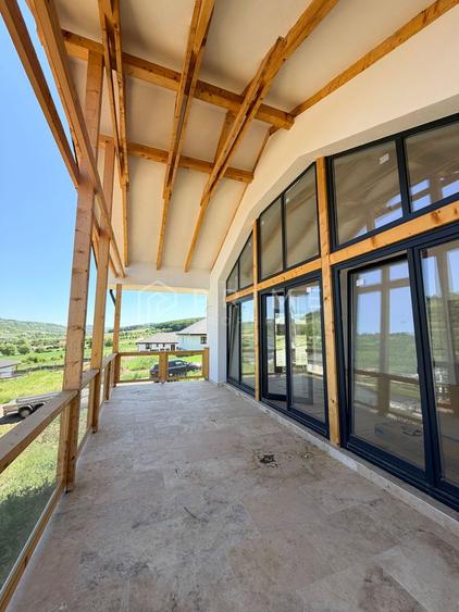 Vilă chalet modern cu perete panoramic de sticlă - Livezeni, Mureș