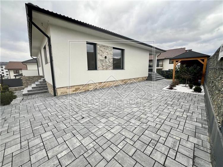 Casa individuala in Selimbar, 4 camere, garaj, curte libera 220 mp
