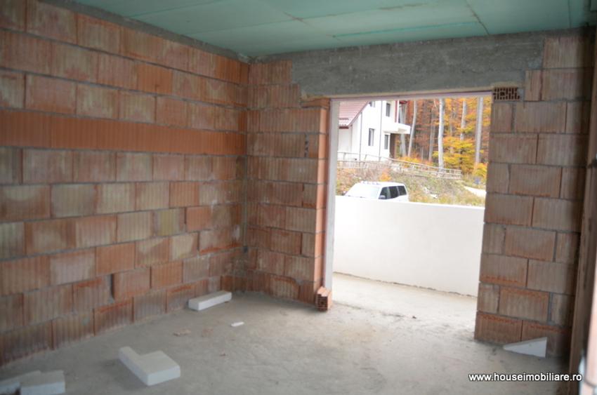 Casă de vânzare cu 5 camere, teren 500 mp, în orașul Predeal