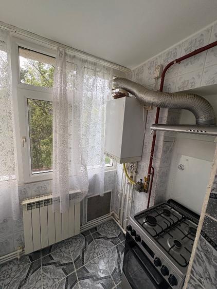 Vând apartament decomandat complet mobilat și utilat cu loc de parcare inclus