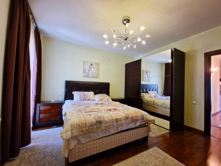 De închiriat Apartament de 3 Camere, Vedere la Mare, în Centru, 180mp utili.
