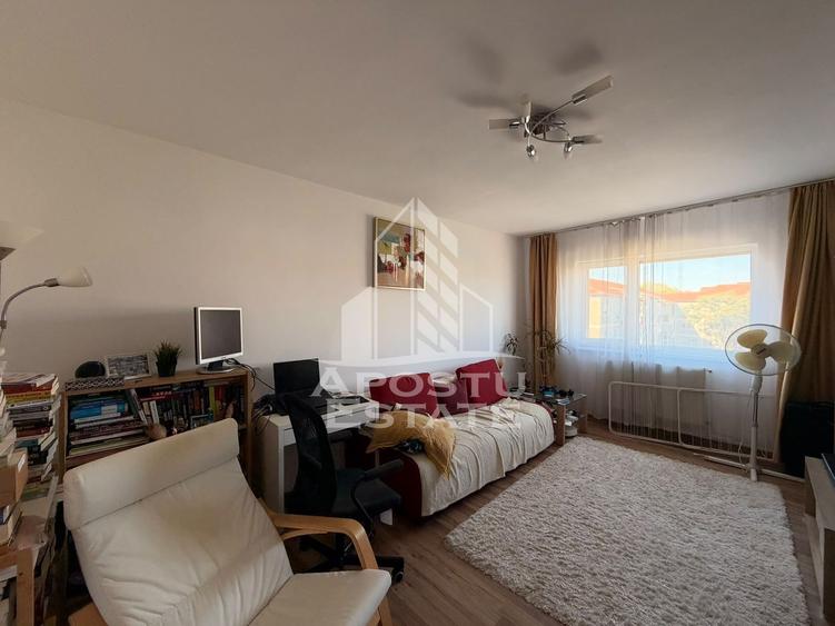 Apartament cu 2 camere de vanzare, centrala proprie, zona Aradului