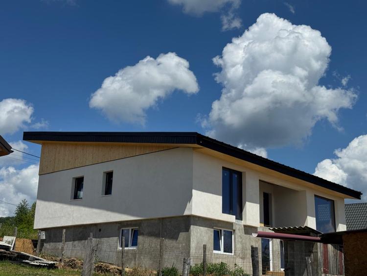 Casă de vânzare, 195 mp util, teren 5 ari, zona Tautii Magherus