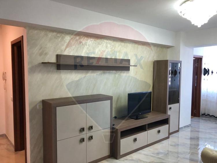 Apartament cu 3 camere de închiriat în zona Nufărul