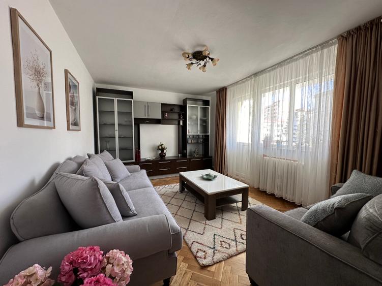 Apartament cu 4 camere de închiriat