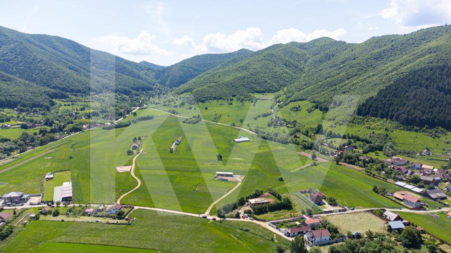 Teren cu peisaj spectaculos în Gura Râului – munte, aer curat, libertate