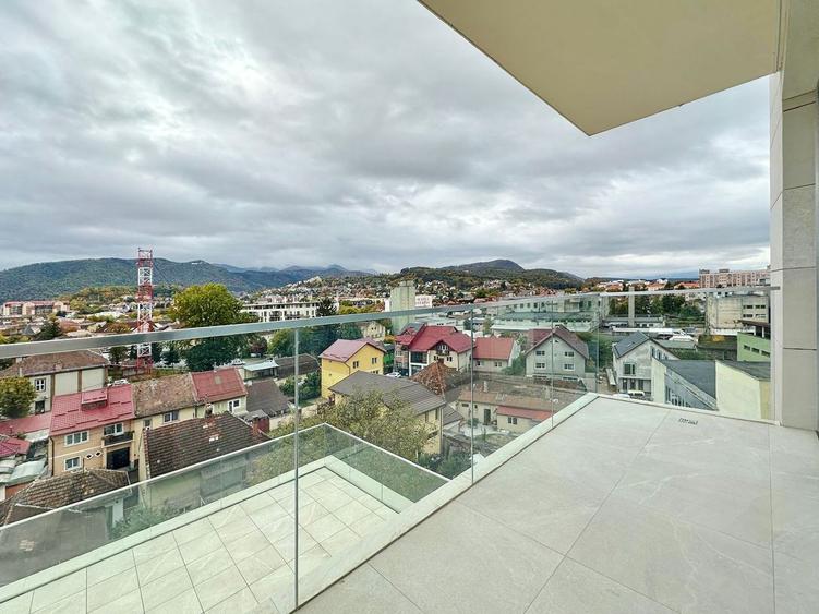 Apartament premium cu 4 camere de închiriat – vedere spectaculoasă către Tâmpa ș