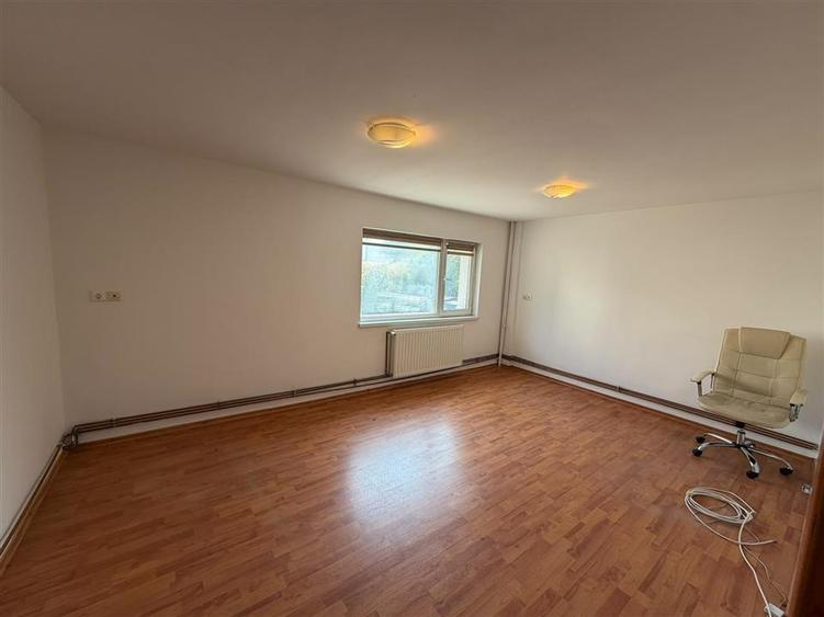 Apartament 3 camere, parter, zona Biserica Catolica