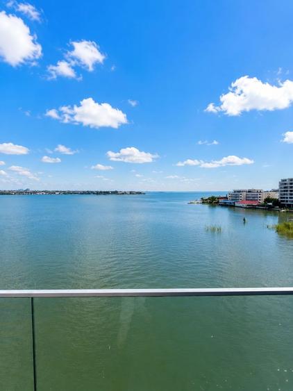 Bloc exclusivist | Vedere frontal la lac | Aqua Magic - Mamaia | Garaj