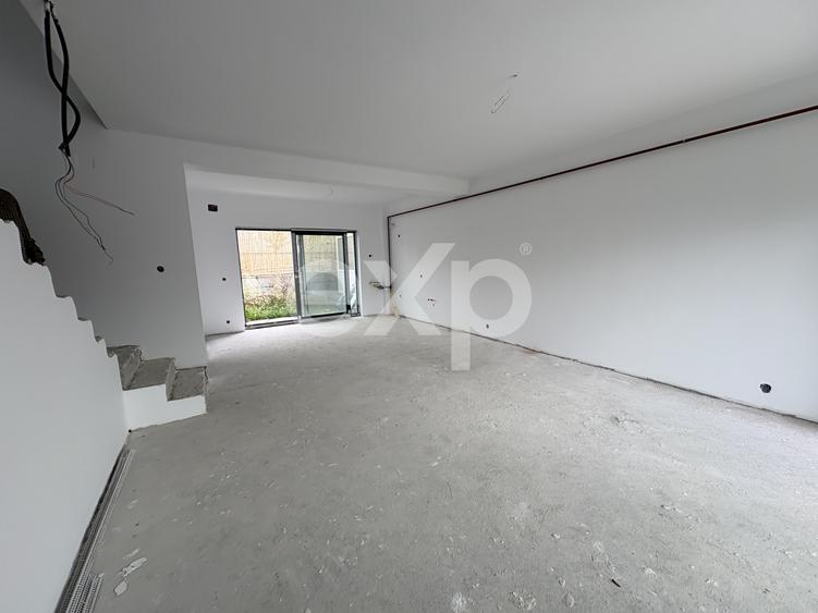 Casă de vânzare într-un triplex I Smeura, strada Olteni I 97.000 euro