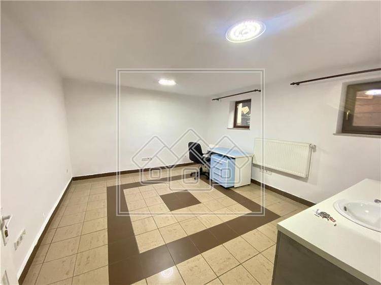 Spatiu comercial - 3 camere, vitrina la strada - zona Centrala