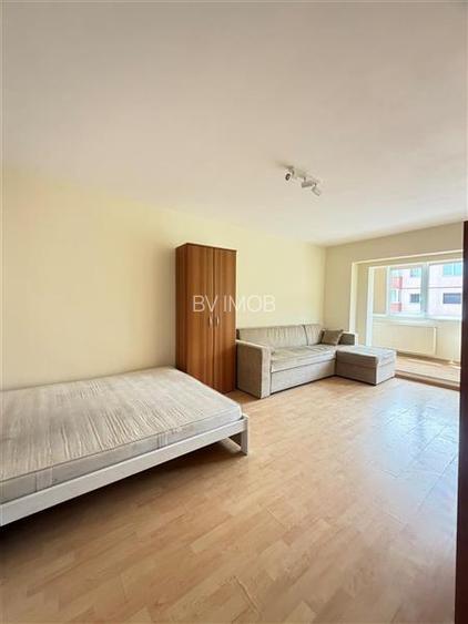Inchiriere garsoniera decomandata  in bloc de apartamente,intrare Racadau - 2