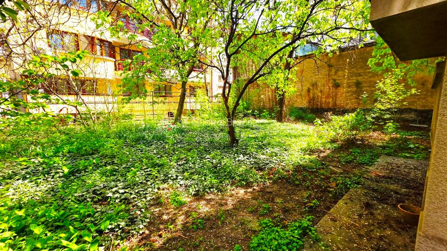 Apartament 3 camere parter in vila plus garsoniera demisol si curte. - 2