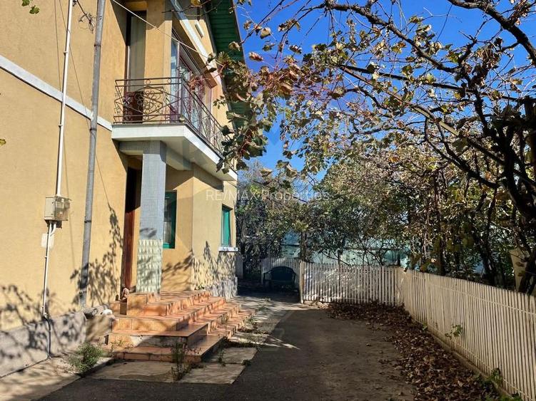 Casă / Vilă spațioasă cu curte generoasă în Urlați - 2