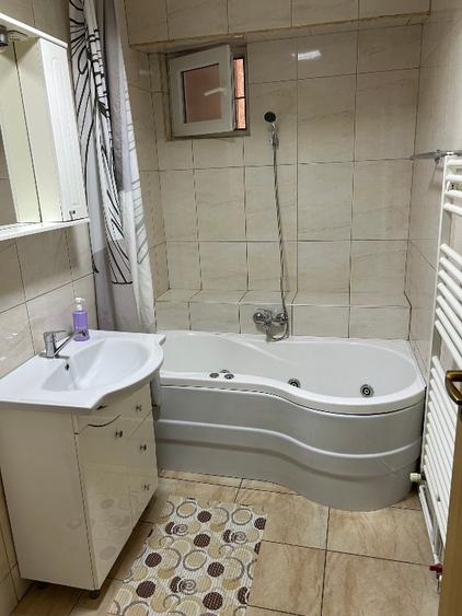 Inchiriez (ofer) apartament 3 camere decomandat , zona centrala , cu parcare