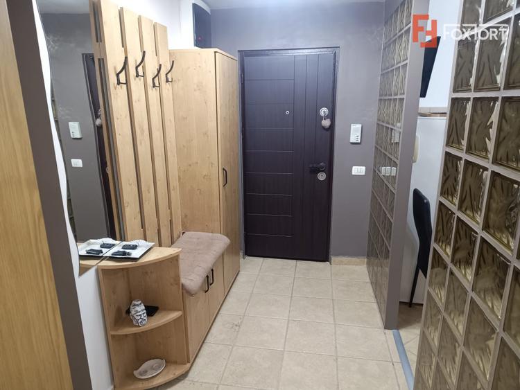 Apartament de vanzare cu 4 camere la etajul 1 in zona Lipovei