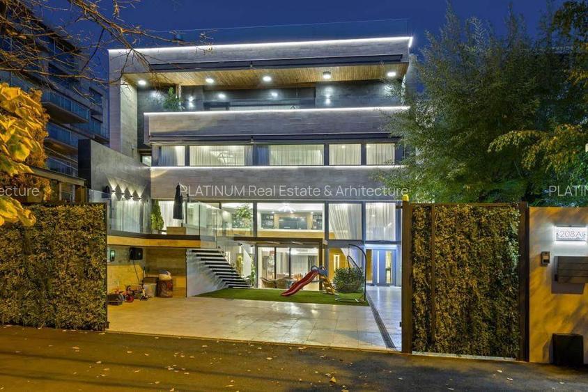 Luxury Lakeside Living: Turnkey villa with Outdoor Pool and Stunning View  - 2