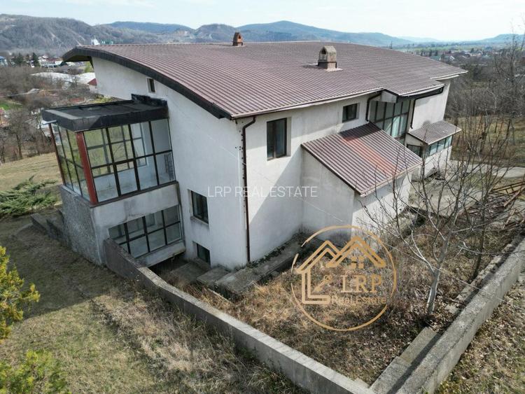 Valenii de Munte-Vila 13 camere, 6500mp teren, ideal business - 6
