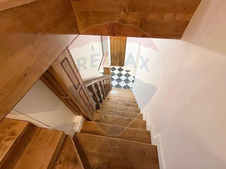 Apartament 4 camere, pe 2 niveluri si curte comuna în Centru - 32