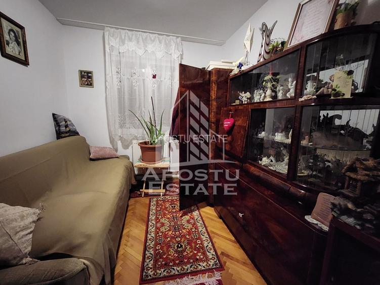 Apartament cu 4 camere, centrala proprie, etaj intermediar, zona Dacia - 3